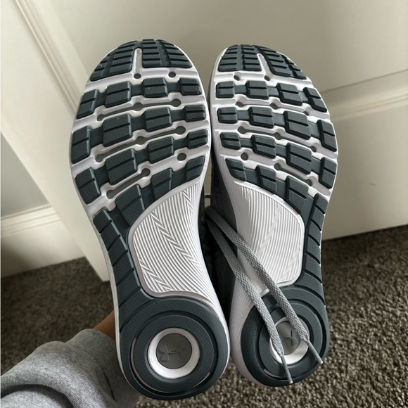 New Under Armour Charged tennis shoes 7.5 - Picture 12 of 13